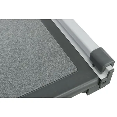 Zbliżenie na powierzchnię rampy z szarą, antypoślizgową matą oraz widoczną krawędzią z plastiku i metalu.