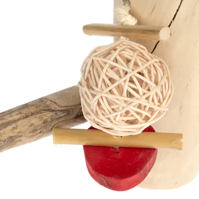 Giocattolo in materiali naturali: bastoncino di legno, pezzo di legno rosso e palla intrecciata in rattan. Adatto per piccoli animali.