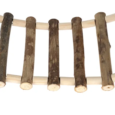 Flexibles Holzbrückenspielzeug aus natürlichen Ästen, verbunden mit Draht. Geeignet für Kleintiere oder Vögel als Kletter- und Spielzubehör.