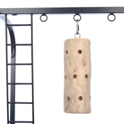 Lógó fa játék lyukakkal, fém vázhhoz kampóval rögzítve.
