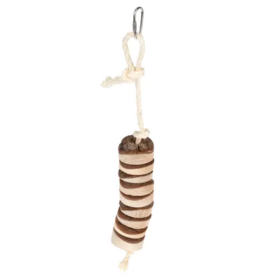 Jouet suspendu composé de rondelles de bois naturel alternées, attaché à une corde blanche avec mousqueton métallique pour fixation.