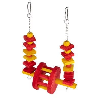 Brinquedo suspenso para gaiola com peças de madeira vermelhas e amarelas, correntes metálicas e ganchos de fixação visíveis.