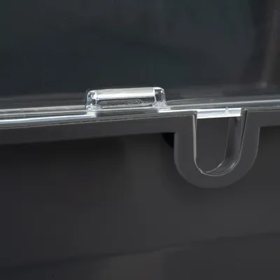 Detaljan prikaz sive plastične posude s prozirnim mehanizmom za zatvaranje.