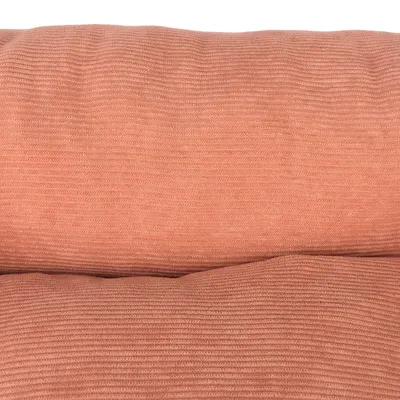 Povečava oranžnega, rebrastega tekstilnega materiala. Druge informacije niso vidne.