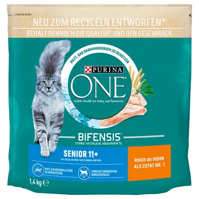 Purina ONE Bifensis Senior 11+ hrană pentru pisici, bogată în pui ca ingredient principal, susține îmbătrânirea sănătoasă și protejează microbiomul intestinal. Ambalaj 1,4 kg, reciclabil.