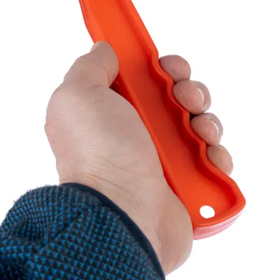 Hand hält orangefarbenes Werkzeug mit ergonomischem Griff und Loch am Ende, geeignet für festen Halt.
