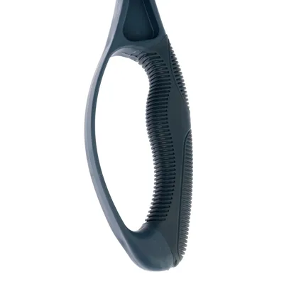 Ergonomikus fogantyú csúszásmentes felülettel, alkalmas állatápolási termékek kényelmes használatához.