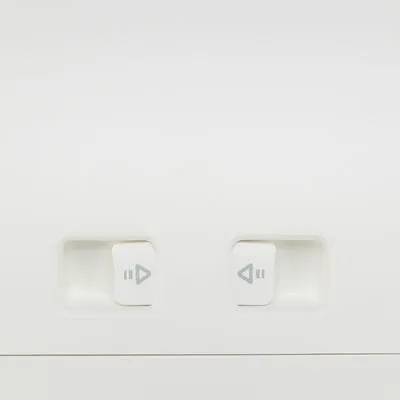 Twee witte schuifknoppen met grijze pijlsymbolen, mogelijk voor bediening of instelling van een apparaat.