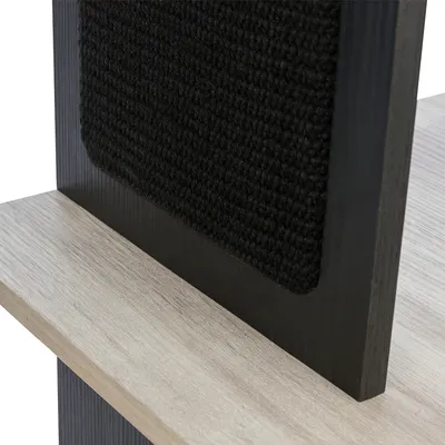 Detailansicht eines Kratzbretts aus schwarzem Sisal, montiert auf einer Holzplatte mit heller und dunkler Holzoptik.