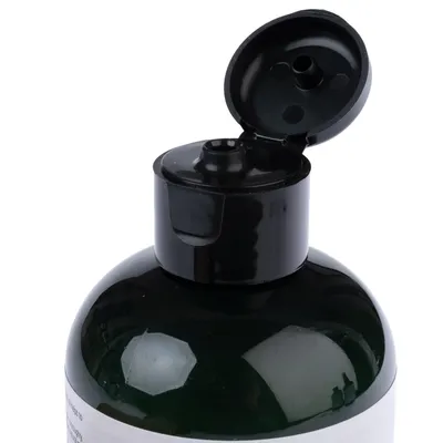 Nahaufnahme einer schwarzen Kunststoffflasche mit Klappverschluss, geöffnet.
