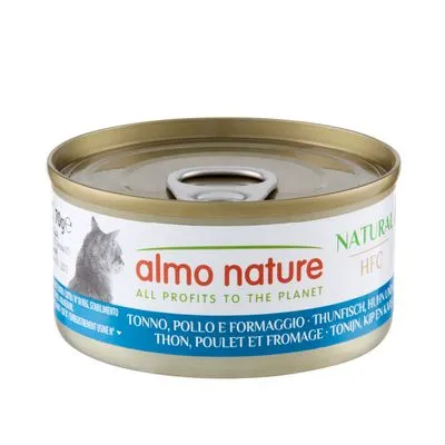 almo nature HFC kattenvoer, tonijn, kip en kaas. Tekst: ALL PROFITS TO THE PLANET. NATURAL. Meertalige productinformatie zichtbaar op het blik.