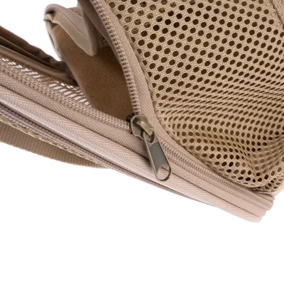 Gros plan sur une fermeture éclair ouverte d’un sac en tissu beige avec maille filet et sangle visible, sans marque apparente.