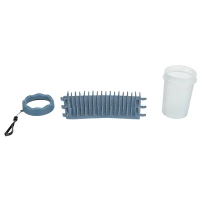 Kit composé d’un gobelet en plastique transparent, d’une brosse à picots souple grise et d’une poignée ronde avec dragonne noire, tous éléments visibles séparément.