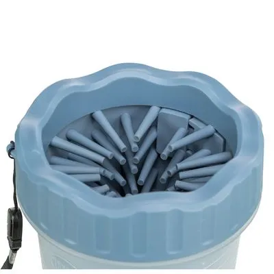 Productfoto van een blauwe kunststof beker met flexibele siliconen borstels aan de binnenkant, geschikt voor het reinigen van poten. Zichtbare draagriem aan de zijkant.