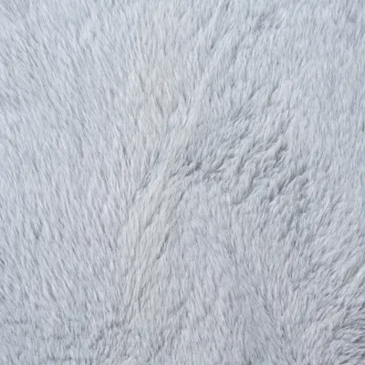Nahaufnahme von grauem, flauschigem Material, möglicherweise Stoff oder Kunstfell.