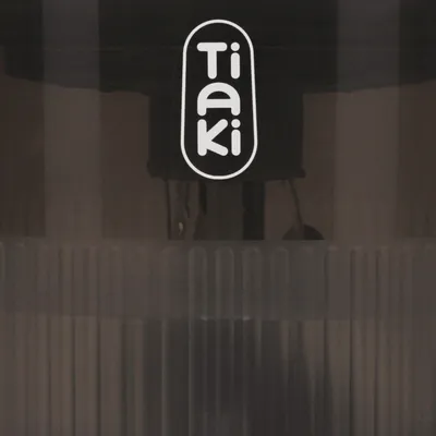 Tiaki. Markenlogo auf einem dunklen Hintergrund.