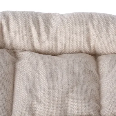 Primer plano de un material textil beige acolchado con superficie texturizada.