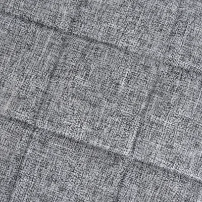 Gros plan sur un tissu gris à texture tissée, motif quadrillé visible. Matériau textile utilisé pour accessoires ou couchages pour animaux.