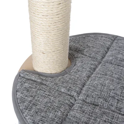 Détail d’un griffoir pour chat avec poteau en sisal et base recouverte de tissu gris rembourré. Matériaux visibles : sisal, tissu, bois.