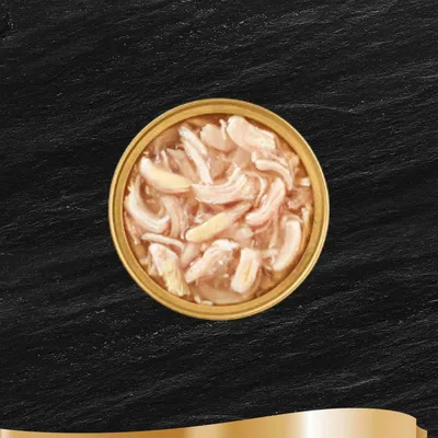 Avoin säilyketölkki, jossa vaaleita liha- tai kalasuikaleita nesteessä. Tuotemerkkiä tai lisätietoja ei näkyvissä.