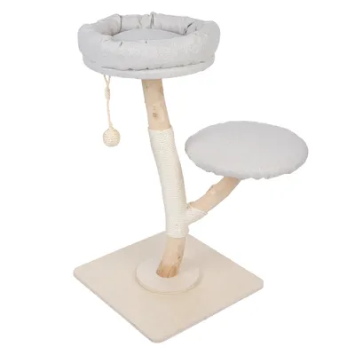 Rascador de madera clara con dos superficies acolchadas en gris y pelota de juego en cuerda. Base de madera.