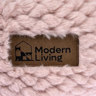 Modern Living – étiquette sur tissu duveteux rose, logo avec silhouettes de chat et chien dans une maison. Texte en anglais.