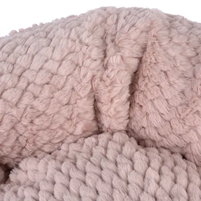 Gros plan sur la texture d’un tissu rose à poils longs, aspect pelucheux, utilisé pour un accessoire ou couchage pour animaux. Matière visible : tissu doux.