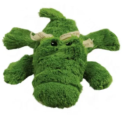 Grønt plyslegetøj formet som et dyr med sorte øjne og beige bånd med tekst på ryggen. Synligt blødt stofmateriale.