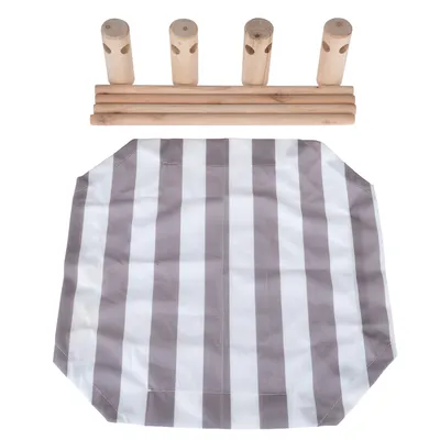 Set van houten stokken en gestreepte stoffen hoes, mogelijk voor het opzetten van huisdieraccessoires.