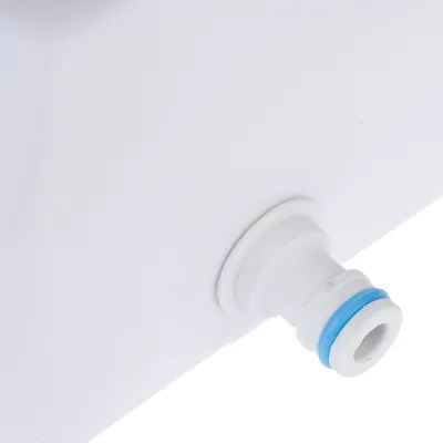 Lähikuva valkoisesta muoviliittimestä, jossa on sininen tiivisterengas, sopii vesikontteihin tai vastaaviin käyttötarkoituksiin.