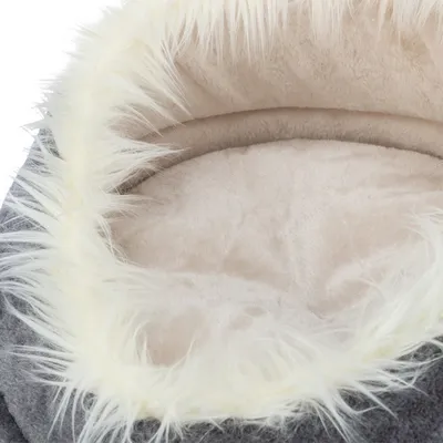 Närbild av en mjuk, beige innerdyna med vit konstpälsrand och grå utsida. Produktdetaljer för en husdjursbädd.