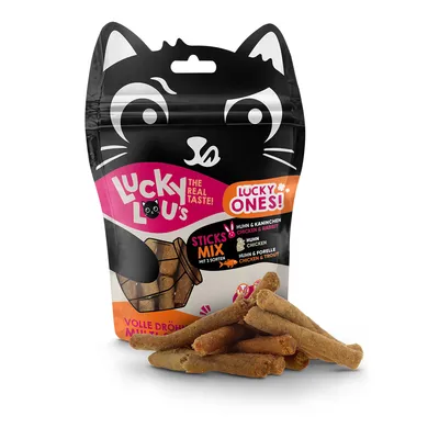 Lucky Lou's Sticks Mix с 3 вида: пиле и заек, пиле, пиле и пъстърва. Опаковка с котешки мотив и видими снакс пръчици.