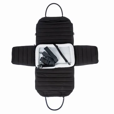 Schwarze, gepolsterte Transporttasche mit ausklappbaren Seiten und weissem Innenfutter. Enthält schwarze Gurte mit Karabinerhaken.