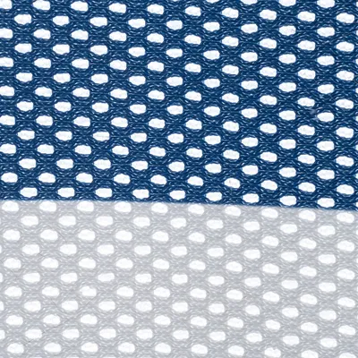 Närbild av två nätvävar i blått och vitt, visar struktur och materialegenskaper.