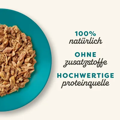 100% natürlich, ohne Zusatzstoffe, hochwertige Proteinquelle. Abgebildet ist zerkleinertes Fleisch auf einem türkisfarbenen Teller.