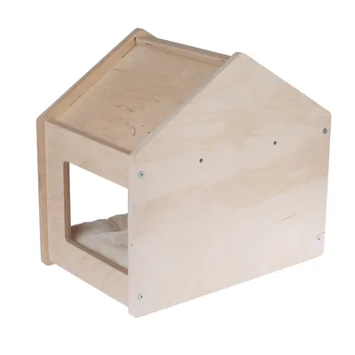 Faház téglalap alakú bejárattal és puha betéttel, alkalmas búvóhelynek. Anyaga: világos fa, látható csavarokkal.