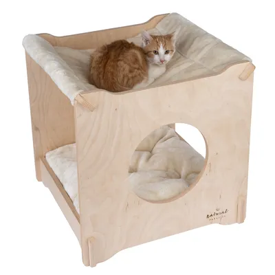 Holz-Katzenmöbel mit zwei Ebenen, weichen Kissen und rundem Eingang. Katze liegt auf der oberen Ebene. Marke: Natural Paradise.