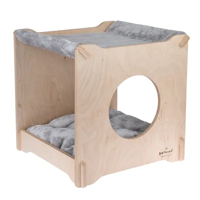 Holz-Kubus mit grauen Plüschpolstern, zwei Ebenen und rundem Eingang. Marke: Natural Paradise.