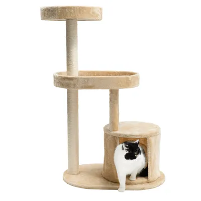 Kratzbaum mit drei Ebenen, inklusive Höhle und Liegeflächen aus beigem Plüsch. Schwarz-weisse Katze verlässt die untere Höhle.