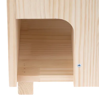 Detailansicht eines Holzprodukts mit Schrauben und Ausschnitt, zeigt die Verarbeitung und Materialqualität.