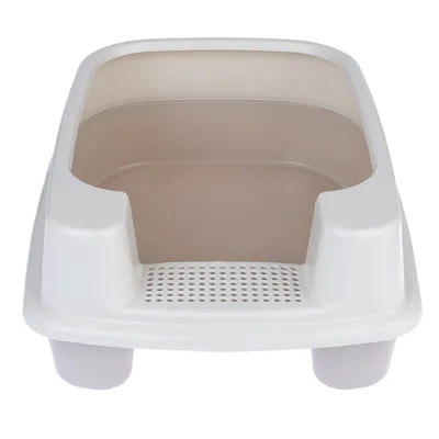 Caja de arena blanca para gatos con borde elevado y superficie perforada para reducir la arena fuera de la caja.