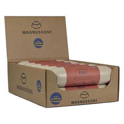 Magnussons Beef – več pakiranj v kartonski škatli, vidna oznaka 'FRÅN SVERIGE' in švedska zastava na embalaži. Na izdelku piše: meso 65 %, maščobe 15 %, beljakovine 20 %.