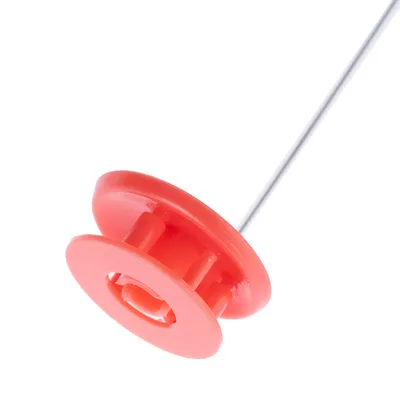 Roter Kunststoffaufsatz mit Metallstab, geeignet für Spielzeug oder Zubehörmontage.