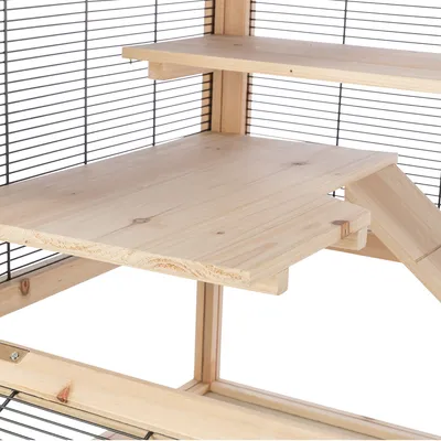 Piattaforme e rampe in legno in una gabbia con pareti a griglia metallica, adatte per piccoli animali. Mostra dettagli della costruzione e dei materiali.