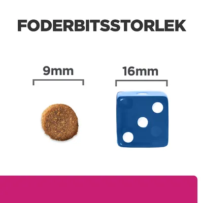 Foderbitsstorlek: foderbit 9 mm bredvid en blå tärning 16 mm. Jämförelse av storlek mellan foderbit och tärning, med måttangivelser.
