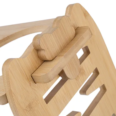 Detailaufnahme eines Holzspielzeugs aus Bambus mit Knochenförmigem Element und Aussparungen, geeignet für interaktives Spielen.