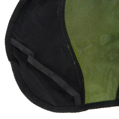 Detailansicht eines schwarzen und grünen Netzmaterials mit elastischen Bändern, möglicherweise Teil eines Tierprodukts.