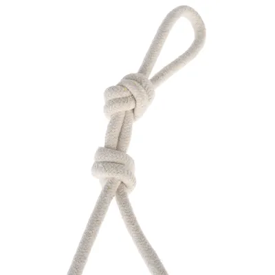 Cuerda de algodón blanca con dos nudos y un lazo, adecuada para varios usos.