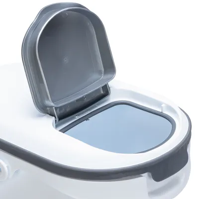 Detaljvy av en vit behållare med grått lock, öppen, visar en transparent lucka för enkel åtkomst.