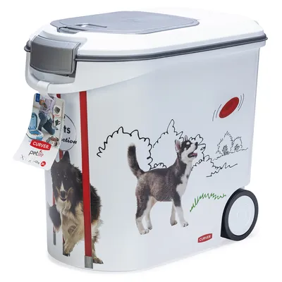 Curver Petlife Futterbehälter mit Hundemotiv, weiss, Rollen und grauem Deckel. Etikett zeigt Produktdetails und Anwendungshinweise.